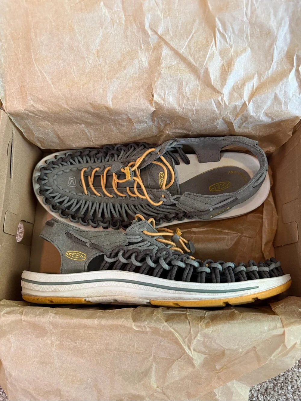 KEEN UNEEK Sandal olive and yellow. Size 11
